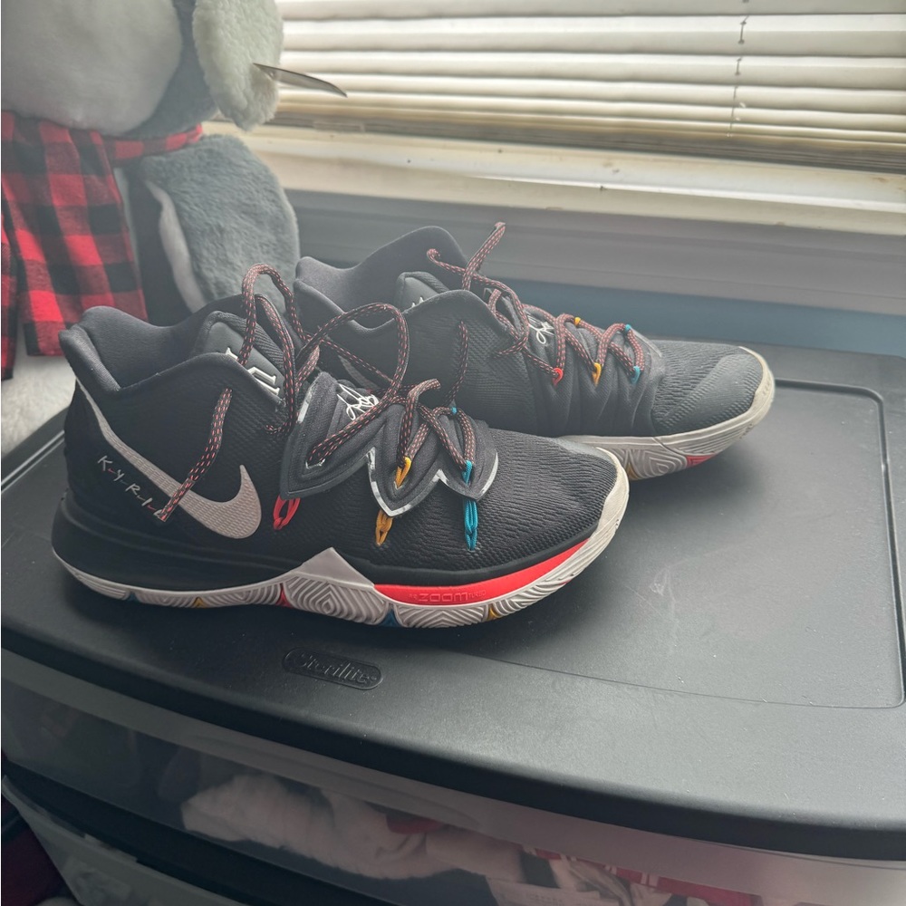 Nike Kyrie 5 ‘Friends’